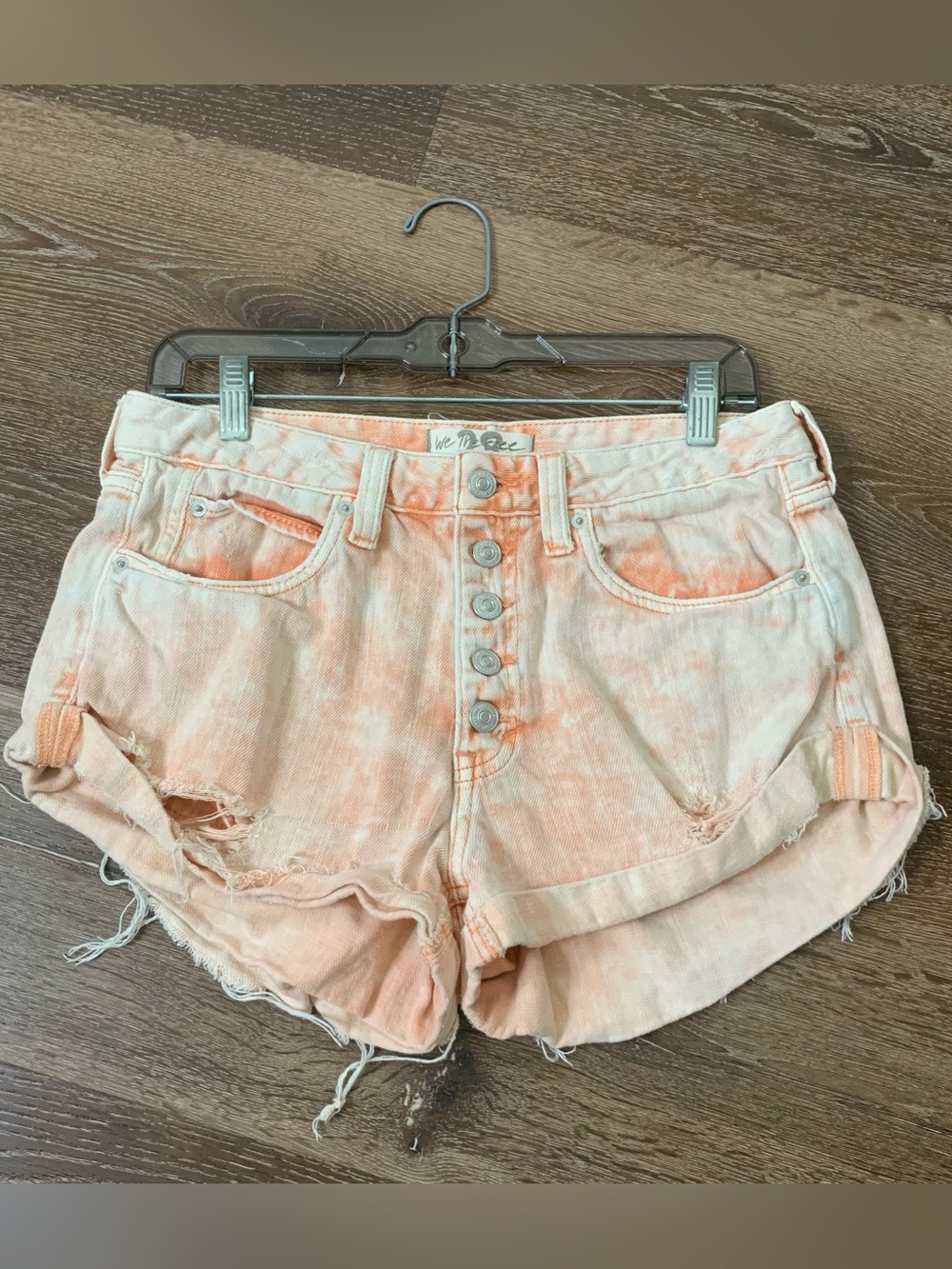 We the Free Romeo denim cutoff shorts in a sunny peach tie-dye 28